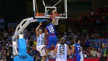 mira las impresionantes volcadas del alero filipino ante scola y mata mira las impresionantes volcadas del alero filipino ante scola y mata