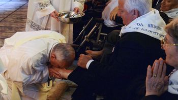 el papa lavo los pies de los enfermos en jueves santo el papa lavo los pies de los enfermos en jueves santo