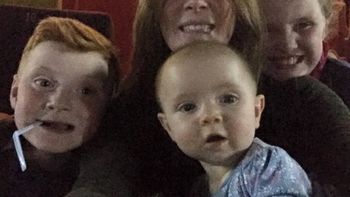 saco una foto en el cine con sus hijos y encontro una extrana figura en el fondo saco una foto en el cine con sus hijos y encontro una extrana figura en el fondo