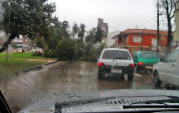 Alerta roja en Uruguay por vientos de hasta 190 km/h