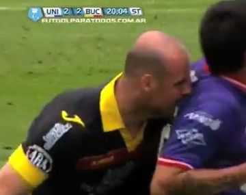 Un arquero se enojó con un rival... ¡Y lo mordió!