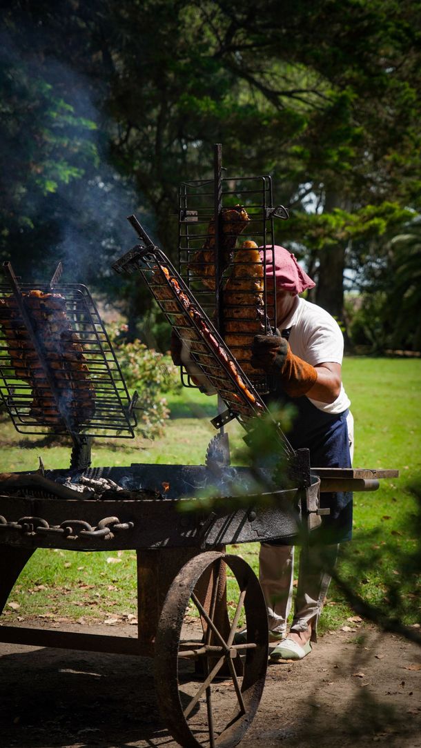El asado es un clásico de esta tradicional estancia de campo. El asado es un clásico de esta tradicional estancia de campo.