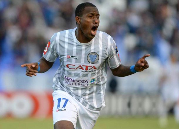 Godoy Cruz superó a Arsenal y no se baja de la pelea