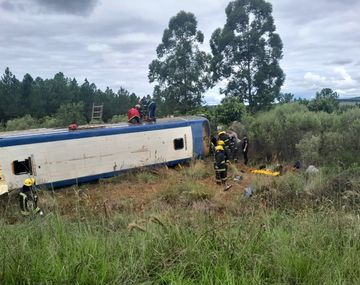 Tragedia en Misiones: siete personas murieron al volcar el micro en el que viajaban
