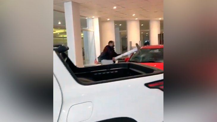 Caballito: un hombre destruyó dos autos 0 KM en una concesionaria