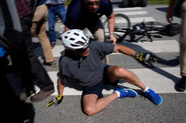 Los memes por el accidente de Joe Biden