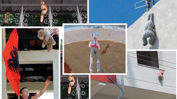 el secreto que esconden estos peluches colgados en las puertas el secreto que esconden estos peluches colgados en las puertas