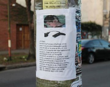 Buscan aparato que ayuda a un nene a escuchar