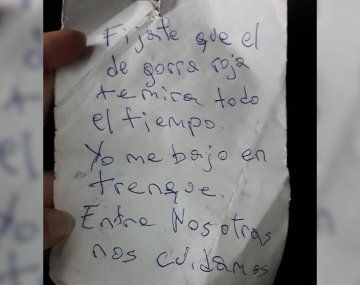 La advertencia a una joven en un micro: El de gorra roja te mira todo el tiempo