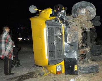 Un hombre y una nena murieron al chocar un auto con un camión de caudales