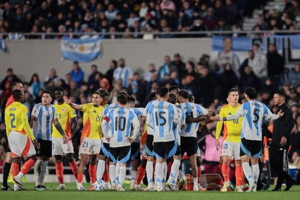 De Paul, se cruzó fuerte con un integrante de Colombia: Mientras yo daba la vuelta...