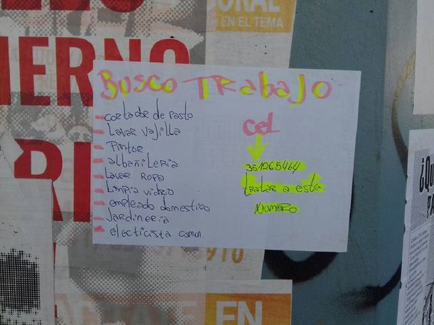 Se anima a todo: escribió una lista de oficios y puso un cartel para conseguir trabajo
