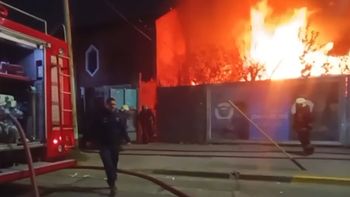 El fuego tomó por completo un predio ubicado en avenida Fernández de la Cruz y Lisandro de la Torre, en Villa Riachuelo. El fuego tomó por completo un predio ubicado en avenida Fernández de la Cruz y Lisandro de la Torre, en Villa Riachuelo.