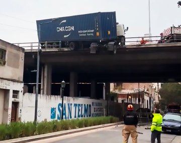 Un camión con acoplado chocó y quedó colgado de la Autopista 25 de mayo