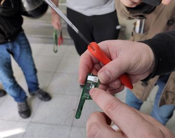 Efectivos policiales detuvieron a un hombre por clonar tarjetas de d&eacute;bito en un cajero autom&aacute;tico