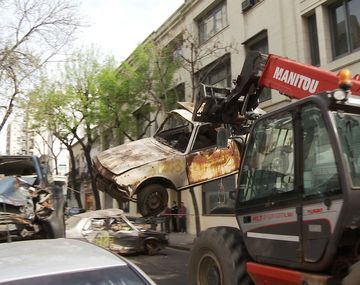 Remueven 60 autos abandonados en la vía pública