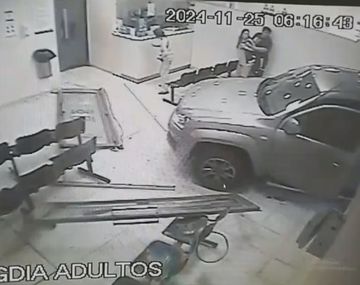 Se metió con su camioneta en la guardia del hospital porque no lo atendían