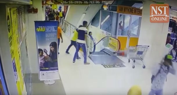 Una nena cayó de una escalera mecánica estando en los hombros de su padre