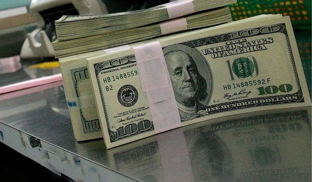 El dólar ilegal se hundió 25 centavos y cerró a $15,81