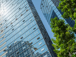 Con la construcción de edificios sostenibles, se evitan las emisiones de CO2 y se opta por energías renovables. Con la construcción de edificios sostenibles, se evitan las emisiones de CO2 y se opta por energías renovables.