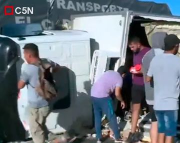 VIDEO: Un camión con alimentos volcó en la Panamericana y vecinos se llevaron toda su carga