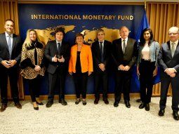 Javier Milei y su comitiva con Kristalina Georgieva, titular del FMI. Javier Milei y su comitiva con Kristalina Georgieva, titular del FMI.