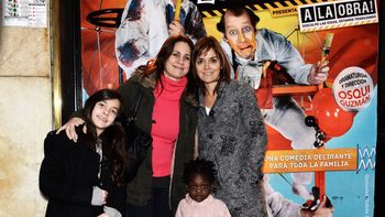 andrea pietra y nancy duplaa, juntas con sus hijas en el teatro andrea pietra y nancy duplaa, juntas con sus hijas en el teatro