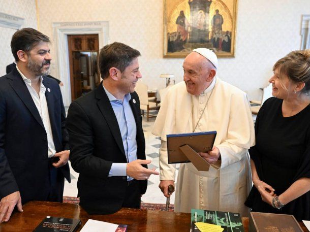 El papa Francisco sonríe ante la atenta mirada de Carlos Bianco, Axel Kicillof y Cristina Álvarez Rodríguez