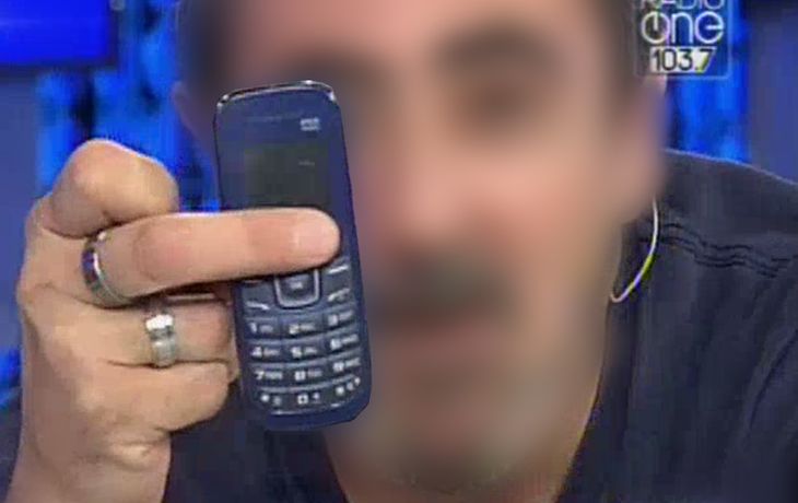 ¿De qué famoso conductor es este celular?