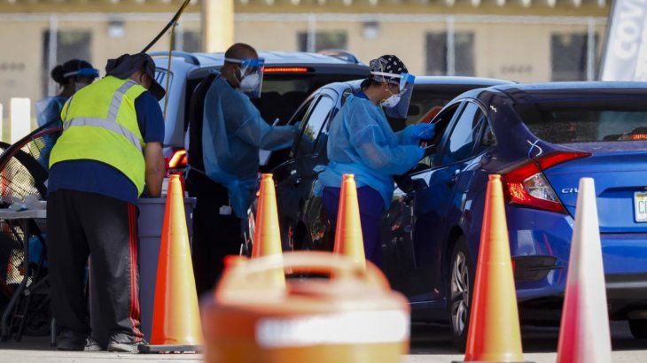 Aberrante: madre guarda a su hijo con covid en el baúl del auto