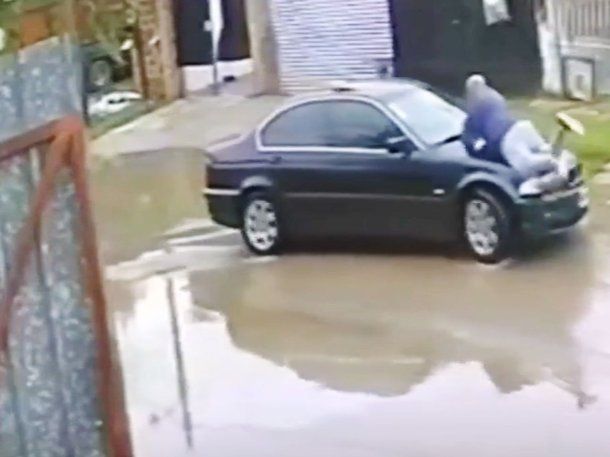 Violencia en Berisso: le chocó el auto, discutieron y lo arrastró arriba del capot Violencia en Berisso: le chocó el auto, discutieron y lo arrastró arriba del capot