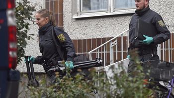 El joven que ayudó a la detención de un presunto terrorista se convirtió en un héroe. El joven que ayudó a la detención de un presunto terrorista se convirtió en un héroe.