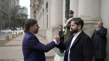Luis Lacalle Pou y Gabriel Boric en la entrada del Palacio de la Moneda. Luis Lacalle Pou y Gabriel Boric en la entrada del Palacio de la Moneda.