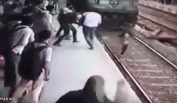 El impactante momento en el que un tren arrolla a una joven en la India