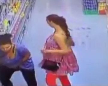 VIDEO: Robaron y se guardaron los productos abajo de sus polleras