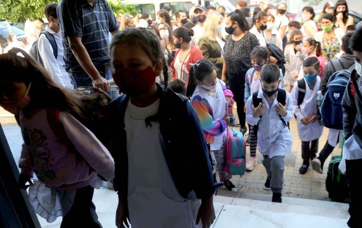 El Gobierno evalúa dar una hora más de clases por día en las escuelas primarias
