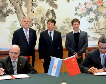 Bajó el dólar negro y se  activó el swap con China