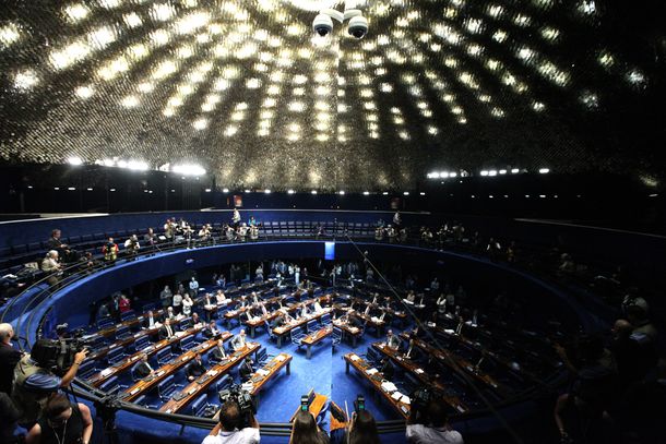 El Senado da el primer paso hacia una eventual destitución de Rousseff