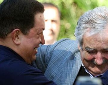 Mujica no viajará a Cuba porque no puede ver a Chávez