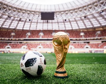 La pelota Telstar junto a la Copa del Mundo que levantará el campeón el 15 de julio