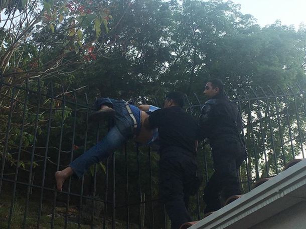 Intentó robar en una casa y quedó atrapado en la reja. Imagen cortesía de Informate Salta