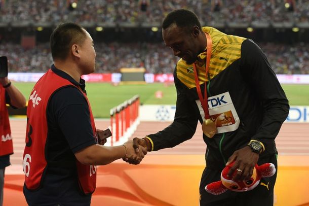 Camarógrafo se disculpa con Bolt tras arrollarlo