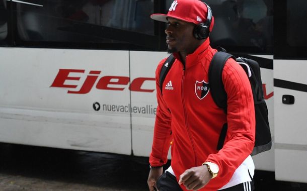 La llegada de Leal al hotel porteño donde concentra la Lepra (foto: Newells Old Boys)