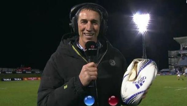 VIDEO: apoyó un try con una pelota de rugby destruida