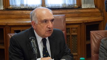 Guillermo Domenech continúa buscando apoyos para la aprobacion del proyecto de ley de reestructuración de deudas a personas físicas. Guillermo Domenech continúa buscando apoyos para la aprobacion del proyecto de ley de reestructuración de deudas a personas físicas.