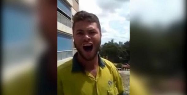 Davi Oliveira cantando como Luciano Pavarotti