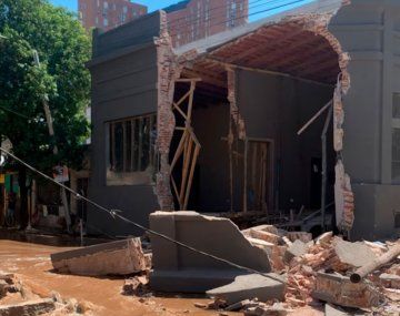 Córdoba: se reventó un caño de agua y derrumbó la pared de un comercio