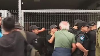 vecinos de parque patricios ingresaron por la fuerza al edificio que se derrumbo vecinos de parque patricios ingresaron por la fuerza al edificio que se derrumbo