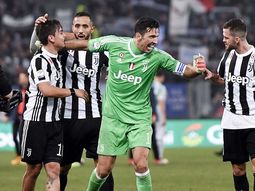 Buffon abrazó a Dybala tras su gol para Juventus - Crédito:&nbsp;@juventusfces