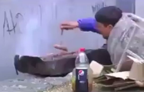 Insólito: cuida el asado en medio de una protesta con incidentes